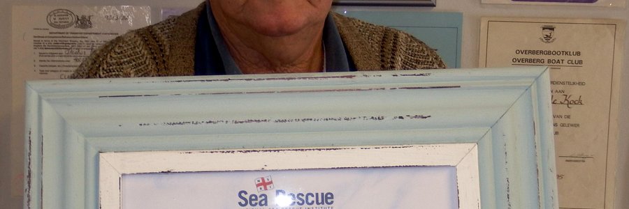 Die National Sea Rescue Institute (NSRI) het onlangs â€˜n spesiale en geraamde sertifikaat aan Gansbaai se afgetrede SAMSA Ondersoek-/Veiligheidsbeampte, Koos de Kock, oorhandig. â€œThis certificate is for generously supporting Sea Rescue and we thank you for your kind contribution,â€ lui die bewoording op die sertifikaat. Koos was vir sowat 11 jaar, sedert 2004 by NSRI betrokke.     